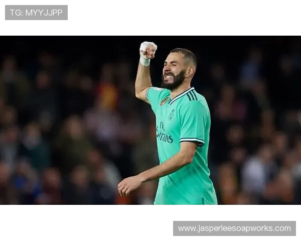 本泽马生涯评价争议:关键战表现与体系依赖如何影响历史定位 本泽马生涯评价争议:关键战表现与体系依赖如何影响历史定位