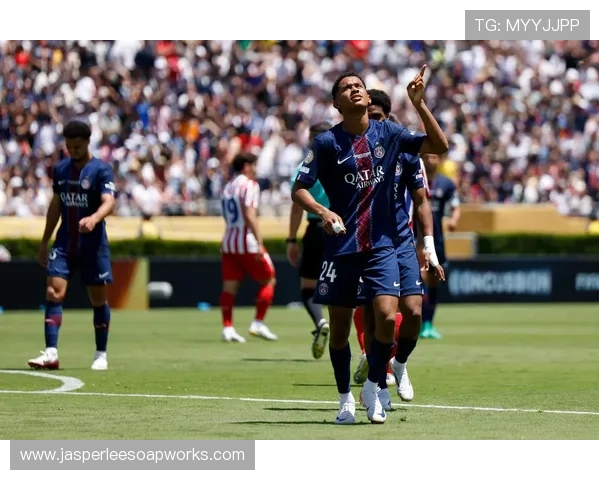 巴黎圣日耳曼越踢越依赖边路，是战术升级还是中路彻底瘫痪了？