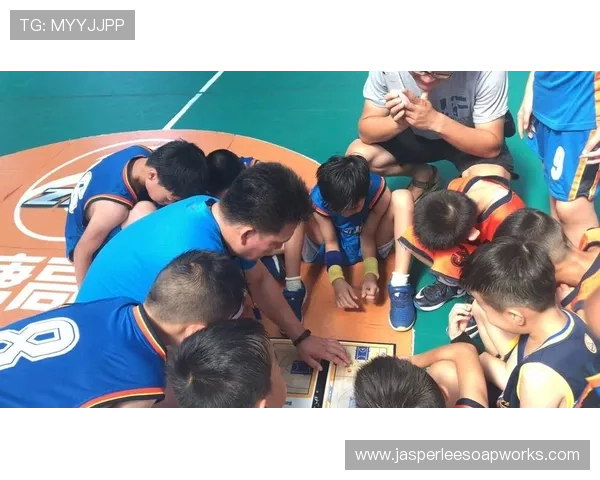 卢玉菲训练完直接去吃火锅，教练气到摔战术板