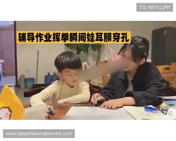 张楠训练完直接去接娃，球拍还没放下就开始辅导作业