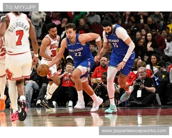 瓦格纳利用无球跑动拉开空间，提升球队三分效率明显